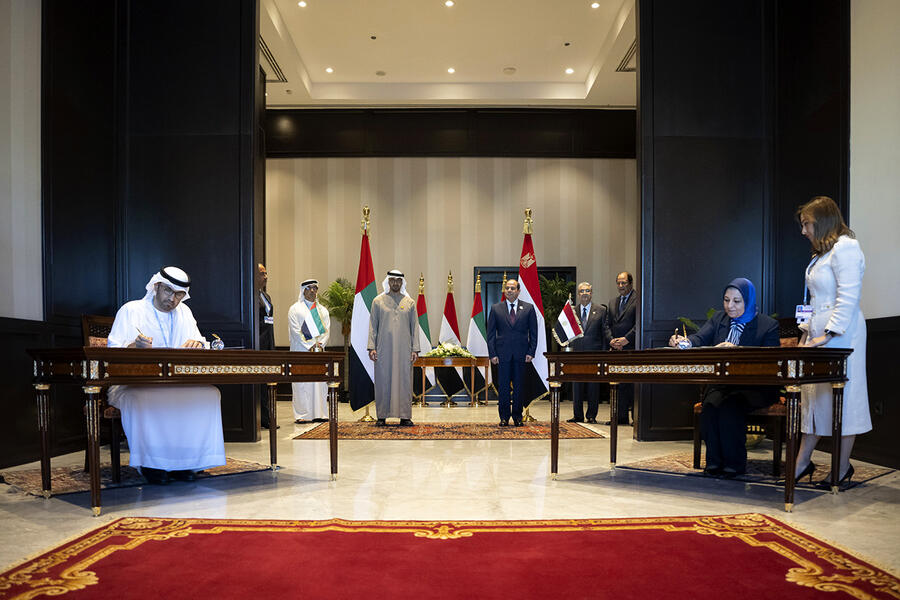 Altos funcionarios de Egipto y Emiratos firman el acuerdo en Sharm el Sheij | Nov. 8, 2022 (Foto: Agencia WAM)