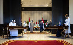 Altos funcionarios de Egipto y Emiratos firman el acuerdo en Sharm el Sheij | Nov. 8, 2022 (Foto: Agencia WAM)