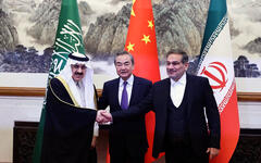 Desde la izquierda, el consejero saudí de Seguridad Nacional, Musaid Al Aiban, el jefe de la diplomacia china, Wang Yi, y el secretario del Consejo Supremo de Seguridad Nacional, Ali Shanjaní, tras la firma del acuerdo en la cumbre de Beijing | Marzo 10, 2023 (Foto: Reuters) 