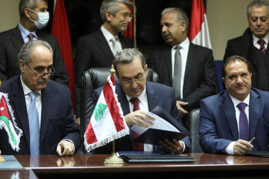 Amjad Rawashdeh, director general gerente de la Compañía Nacional de Energía Eléctrica de Jordania, Kamal Hayek, director de Electricité du Liban y Fawaz al-Zaher, gerente general de Transmisión y Distribución de Electricidad de Siria, firman un acuerdo que suministrará electricidad al Líbano en el Ministerio de Energía en Beirut el miércoles (Foto: Mohamed Azakir / Reuters)