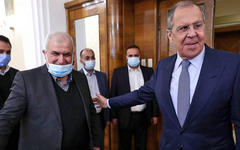 El ministro de Relaciones Exteriores de Rusia, Sergey Lavrov, a la derecha, da la bienvenida al jefe del bloque parlamentario de Hezbollah, Mohamad Raad. Foto: Servicio de Prensa del Ministerio de Relaciones Exteriores de Rusia.