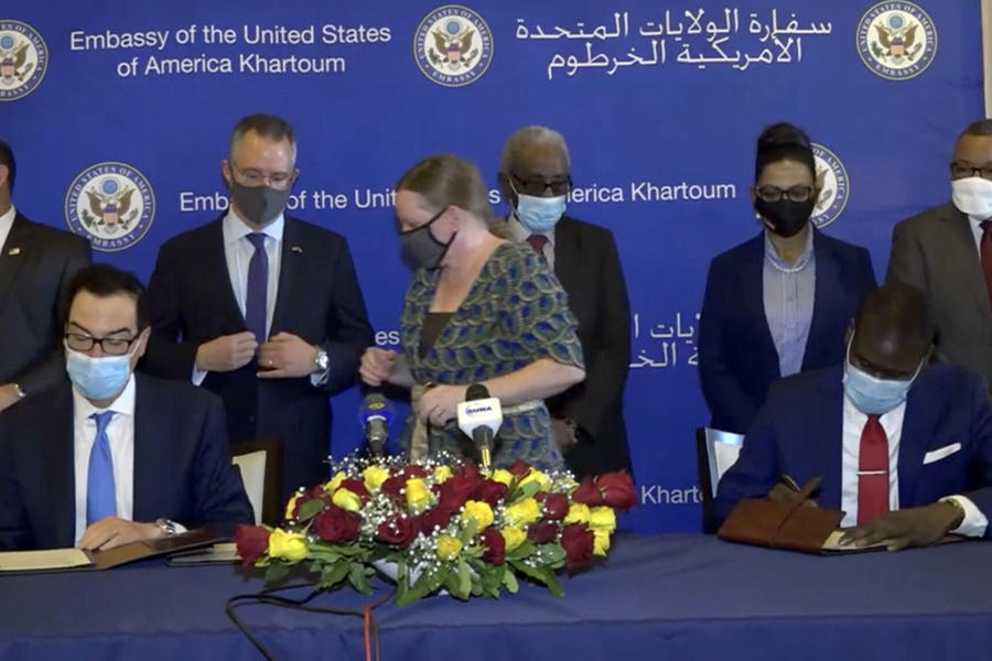El secretario del Tesoro de EEUU, Steven Mnuchin (izq.), y el ministro de Justicia sudanés, Nasredeen Abdulbari, firman los Acuerdos de Abraham en la capital de Sudán, Jartum, el 6 de enero de 2021 (foto: redes)