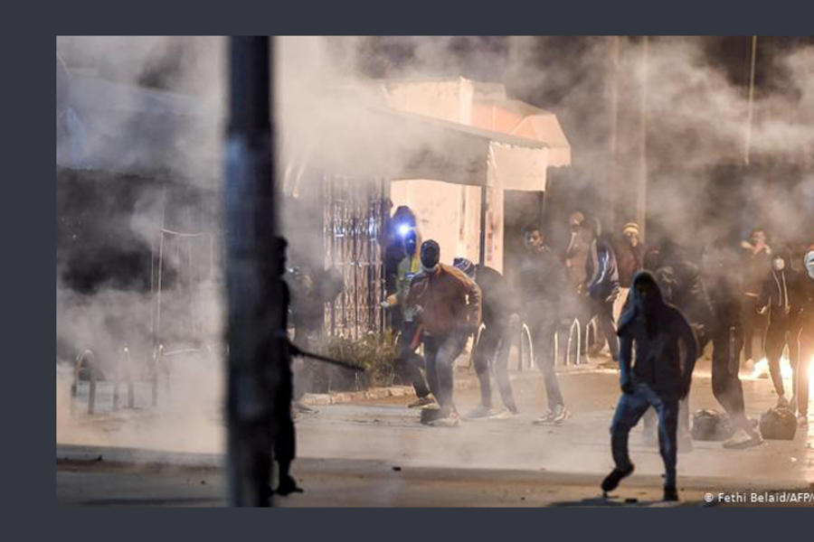 Manifestantes protestaron violentamente y bloquearon calles en la capital tunecina (Foto: Fethi Belaid  / AFP)