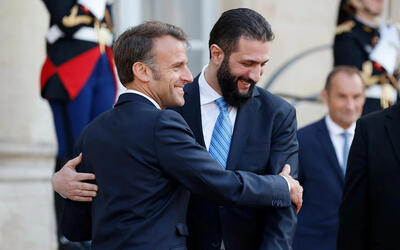 Macron y al-Sharaa se saludan luego de la conferencia de prensa conjunta tras la reunión en el Palacio Eliseo | París, mayo 7, 2025 (Foto: AFP) Macron y al-Sharaa se saludan luego de la conferencia de prensa conjunta tras la reunión en el Palacio Eliseo | París, mayo 7, 2025 (Foto: AFP)