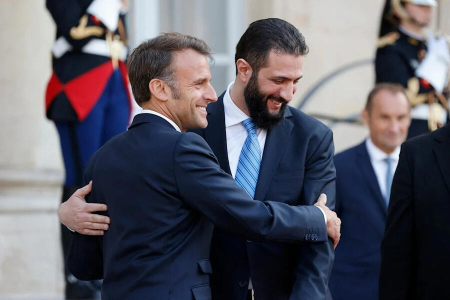 Macron y al-Sharaa se saludan luego de la conferencia de prensa conjunta tras la reunión en el Palacio Eliseo | París, mayo 7, 2025 (Foto: AFP)