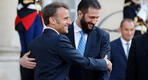 Macron y al-Sharaa se saludan luego de la conferencia de prensa conjunta tras la reunión en el Palacio Eliseo | París, mayo 7, 2025 (Foto: AFP)