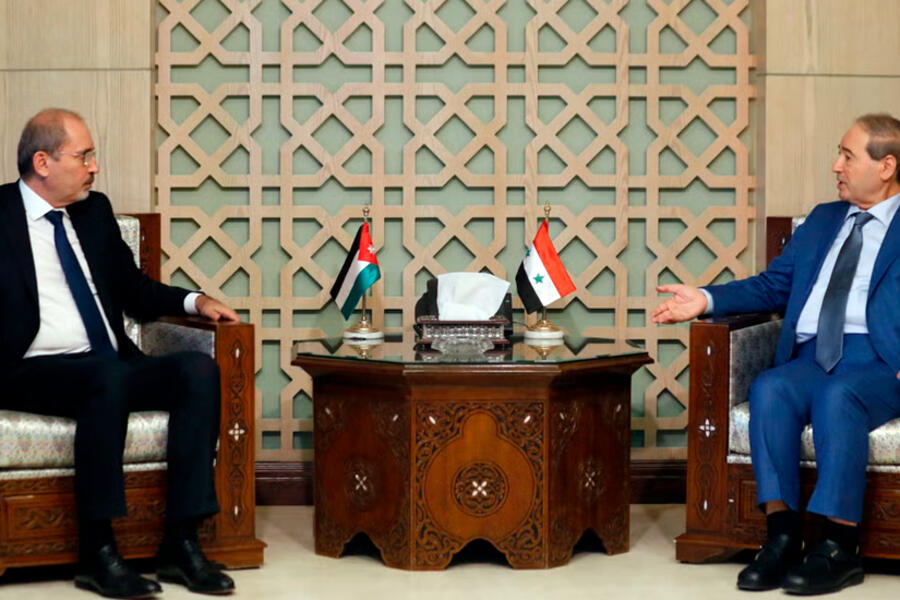 El ministro de Relaciones Exteriores de Siria, Faisal Mekdad, a la derecha, recibe a su homólogo jordano, Ayman Safadi | Damasco, Julio 3, 2023 (Foto: SANA)