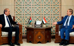 El ministro de Relaciones Exteriores de Siria, Faisal Mekdad, a la derecha, recibe a su homólogo jordano, Ayman Safadi | Damasco, Julio 3, 2023 (Foto: SANA)