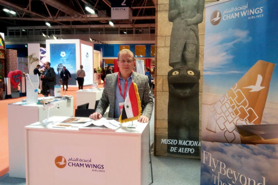 Osama Satea, Director de Desarrollo de Negocio de Cham Wings, en el stand de Siria durante la feria FITUR 2020. Enero 26, Madrid, España (Foto: Pablo Sapag M.)