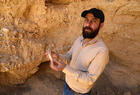 Mohammed al-Fares con un trozo de cerámica roto por saqueadores en una excavación funeraria a las afueras de Palmira (Foto: William Christou / The Guardian)