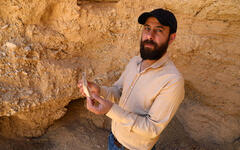 Mohammed al-Fares con un trozo de cerámica roto por saqueadores en una excavación funeraria a las afueras de Palmira (Foto: William Christou / The Guardian)