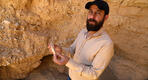 Mohammed al-Fares con un trozo de cerámica roto por saqueadores en una excavación funeraria a las afueras de Palmira (Foto: William Christou / The Guardian)