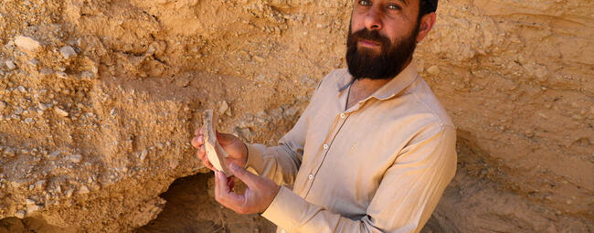 Mohammed al-Fares con un trozo de cerámica roto por saqueadores en una excavación funeraria a las afueras de Palmira (Foto: William Christou / The Guardian)