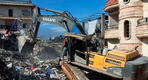 Rescatistas sirios usan una excavadora para moverse entre los escombros de un edificio derrumbado, el 7 de febrero de 2023, en la ciudad de Jindires, Alepo (Foto: Mohammed al-Rifai / AFP)