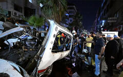 Rescatistas asisten a los heridos tras ataque terrorista en Jaramana | Agosto 6, 2026 (Foto: Louai Beshara / AFP)