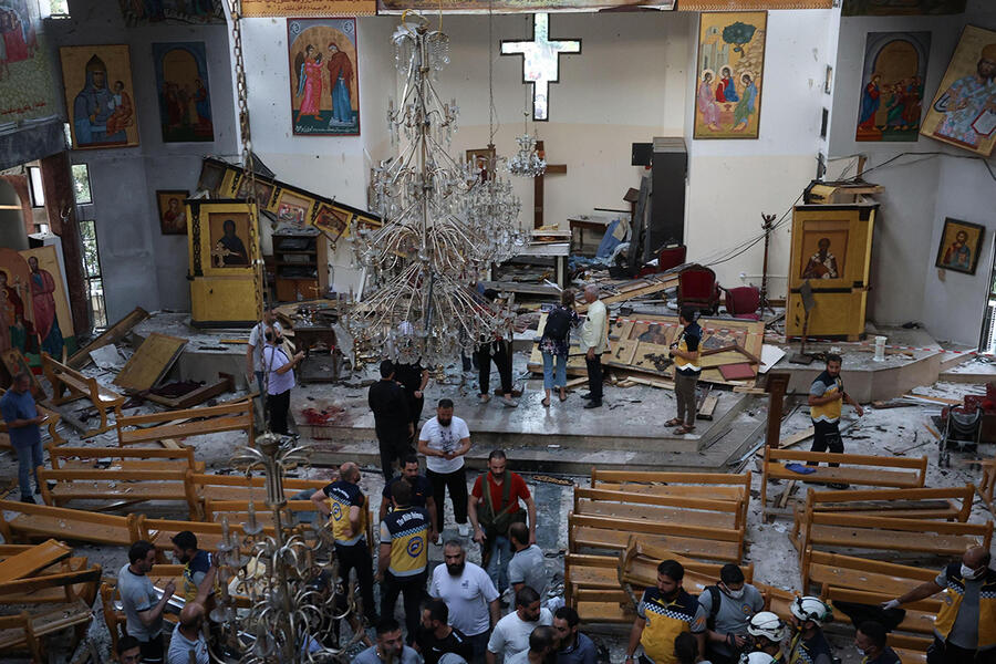 Interior de la la Iglesia de San Elías tras el ataque suicida | Junio 22, 2025 (Foto: EPA)