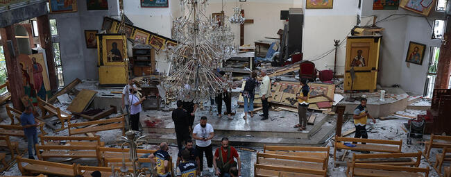 Interior de la la Iglesia de San Elías tras el ataque suicida | Junio 22, 2025 (Foto: EPA)