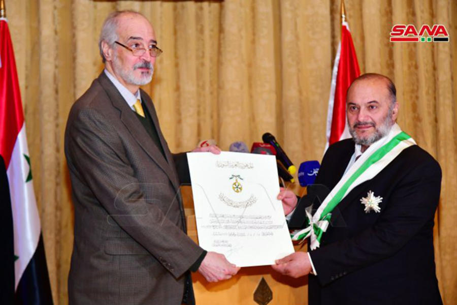 El Embajador Zakhiya recibe la Orden del Mérito de manos del Viceministro de Relaciones Exteriores, Bashar al-Jaafari (Foto: SANA)