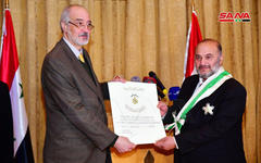El Embajador Zakhiya recibe la Orden del Mérito de manos del Viceministro de Relaciones Exteriores, Bashar al-Jaafari (Foto: SANA)