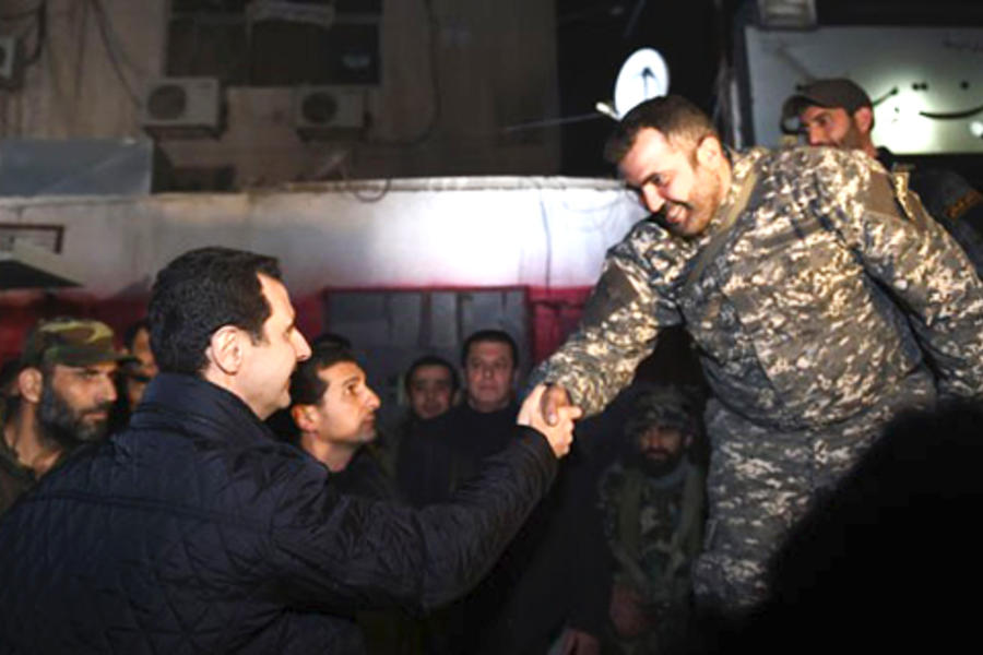 Presidente Al Asad saludando tropas