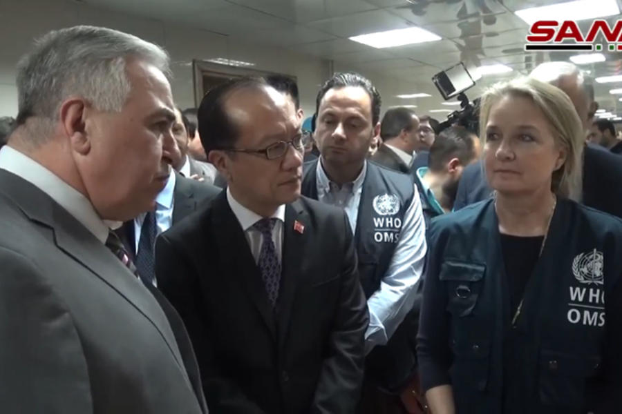 El embajador de China en Siria, Qi Qianjin y la representante de la OMS, Elizabeth Hoff, junto al Director General del Hospital Al Mouwasat, Dr. Issam Zakarya al-Ameen.
