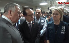 El embajador de China en Siria, Qi Qianjin y la representante de la OMS, Elizabeth Hoff, junto al Director General del Hospital Al Mouwasat, Dr. Issam Zakarya al-Ameen.
