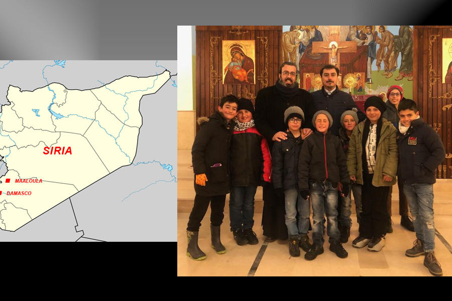 A la derecha: el Padre Taher Yousef, Patricio Brickle y niños de Maaloula en Iglesia San Jorge (Foto: Embajada de Chile en Siria)