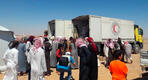 Los residentes de Rukban se reúnen frente a un camión de la Media Luna Roja Árabe Siria para recibir suministros de ayuda. Foto: MEE.