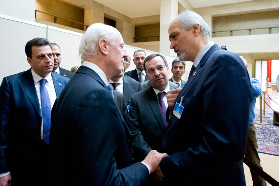 Embajador Bashar Al Jaafari junto al Enviado Especial ONU para Siria, Staffan de Mistura, 2016 (Foto ONU / Jean Marc Ferré).