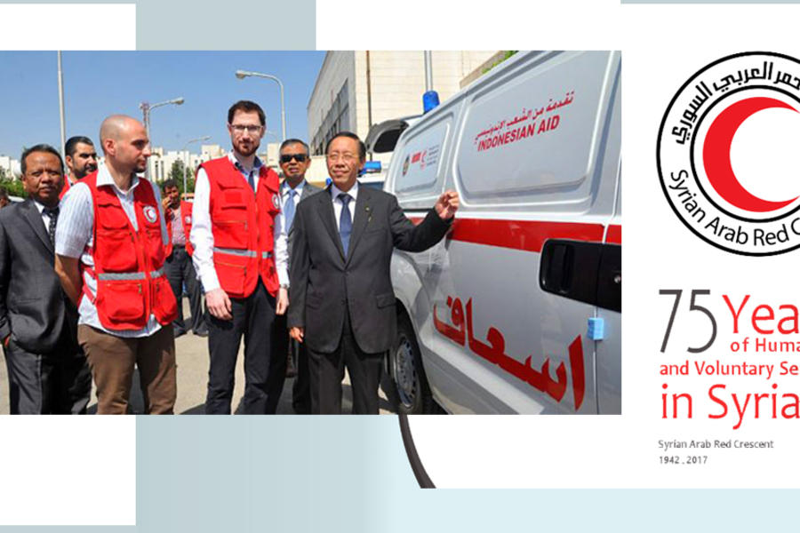Embajador de Indonesia en Siria, Djoko Harjanto, junto a voluntarios y autoridades de la Media Luna Roja Siria (SARC).