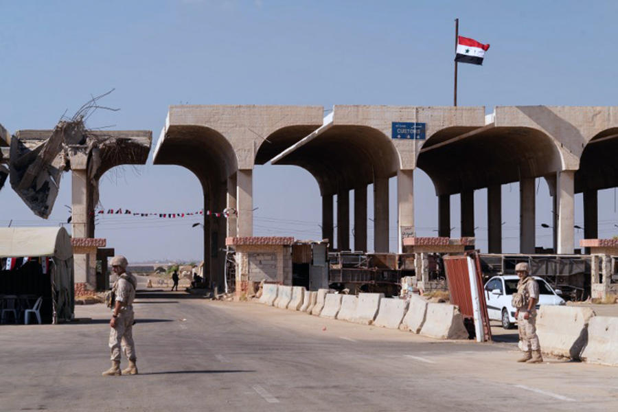 Miembros de la policía militar rusa patrullan el cruce fronterizo de Nassib en la sureña provincia siria de Daraa | Agosto 14, 2018 (Foto Andrei Borodulin / AFP)