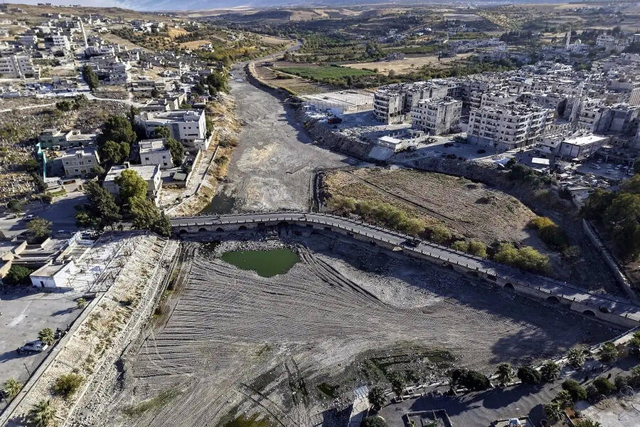 Una vista aérea muestra el río Orontes seco en Jisr al-Shughur, al oeste de Idlib | Siria, Agosto 14, 2025 (Foto: AP)  Una vista aérea muestra el río Orontes seco en Jisr al-Shughur, al oeste de Idlib | Siria, Agosto 14, 2025 (Foto: AP)