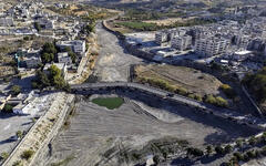 Una vista aérea muestra el río Orontes seco en Jisr al-Shughur, al oeste de Idlib | Siria, Agosto 14, 2025 (Foto: AP) 