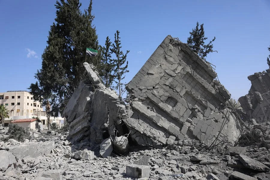 Un edificio destruido en un ataque israelí sobre la ciudad siria de Deraa el pasado 18 de marzo. (Foto: Mohammed Al Rifai / EFE / EPA)