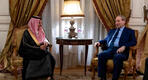 El ministro de Relaciones Exteriores de Arabia Saudí, el príncipe Faisal bin Farhan bin Abdullah, y su homólogo sirio, Faisal Al Miqdad, El Cairo. Foto: SPA.
