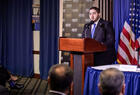Mohammad Qanatri, Encargado de Negocios de la Embajada de Siria en Washington, participa en un evento para debatir la Iniciativa de los Cuatro Mares, el 11 de junio de 2026 (Foto: SANA)