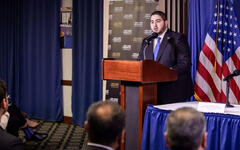 Mohammad Qanatri, Encargado de Negocios de la Embajada de Siria en Washington, participa en un evento para debatir la Iniciativa de los Cuatro Mares, el 11 de junio de 2026 (Foto: SANA)
