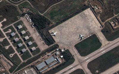 Imagen satelital de vehículos y equipo militar rusos en la base aérea de Hmeimim | Latakia, Siria, Diciembre 9, 2024 (Foto: REUTERS)