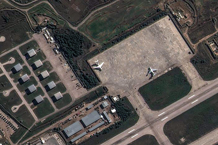 Imagen satelital de vehículos y equipo militar rusos en la base aérea de Hmeimim | Latakia, Siria, Diciembre 9, 2024 (Foto: REUTERS)