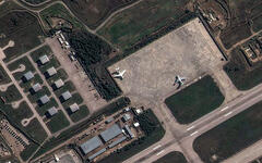 Imagen satelital de vehículos y equipo militar rusos en la base aérea de Hmeimim | Latakia, Siria, Diciembre 9, 2024 (Foto: REUTERS)