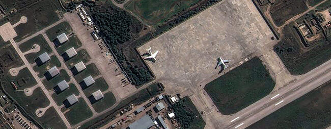 Imagen satelital de vehículos y equipo militar rusos en la base aérea de Hmeimim | Latakia, Siria, Diciembre 9, 2024 (Foto: REUTERS)