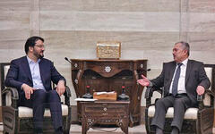 Jefe del Comité Económico Sirio-iraní, Mehrdad Bazarpash (izq), con el primer ministro de la República Árabe Siria, Hussein Arnous. Foto: SANA.