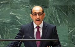 El Viceministro de Relaciones Exteriores y Expatriados de la República Árabe Siria, Bassam Sabbagh, se dirige al debate general del 78º período de sesiones de la Asamblea General (Foto ONU/Cia Pak) 