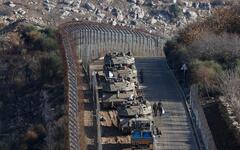 Tanques israelíes toman posiciones en la frontera con Siria, cerca de la aldea de Majdal Shams, en el Golán sirio ocupado por Israel | 8 de diciembre de 2024 (Foto: AFP) 