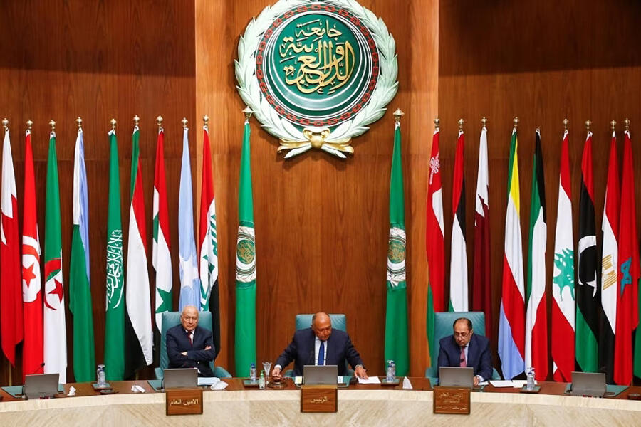 El secretario general de la Liga Árabe, Ahmed Aboul Gheit, junto al Canciller de Egipto, Sameh Shoukry, durante la sesión de apertura de la reunión de cancilleres árabes para discutir la situación en Siria y la crisis de Sudán | El Cairo, mayo 7, 2023 (Foto: Reuters)