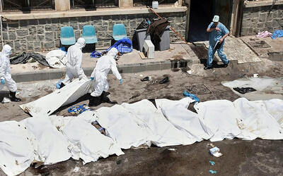 Frente al Hospital de Sweida, trabajadores de la morgue colocan en bolsas los cuerpos de los muertos en los enfrentamientos | Julio 21, 2025 (Foto: AP) Frente al Hospital de Sweida, trabajadores de la morgue colocan en bolsas los cuerpos de los muertos en los enfrentamientos | Julio 21, 2025 (Foto: AP)