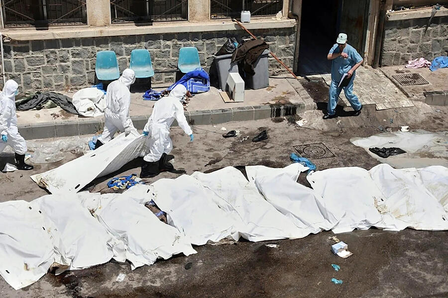 Frente al Hospital de Sweida, trabajadores de la morgue colocan en bolsas los cuerpos de los muertos en los enfrentamientos | Julio 21, 2025 (Foto: AP)