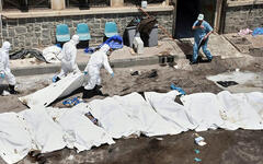 Frente al Hospital de Sweida, trabajadores de la morgue colocan en bolsas los cuerpos de los muertos en los enfrentamientos | Julio 21, 2025 (Foto: AP)