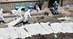 Frente al Hospital de Sweida, trabajadores de la morgue colocan en bolsas los cuerpos de los muertos en los enfrentamientos | Julio 21, 2025 (Foto: AP)