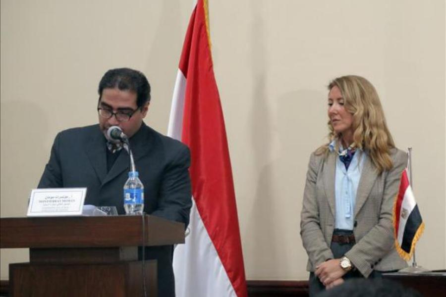 El traductor egipcio Taha Ziada (i), junto a la consejera cultural de la Embajada de España (d).